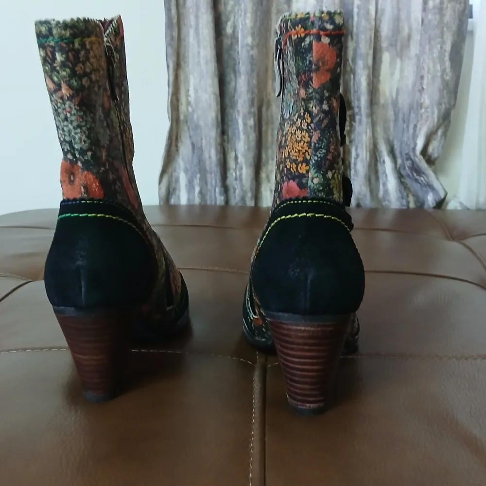 L'Artiste by Spring‎ Step FLORAL BOOTIES